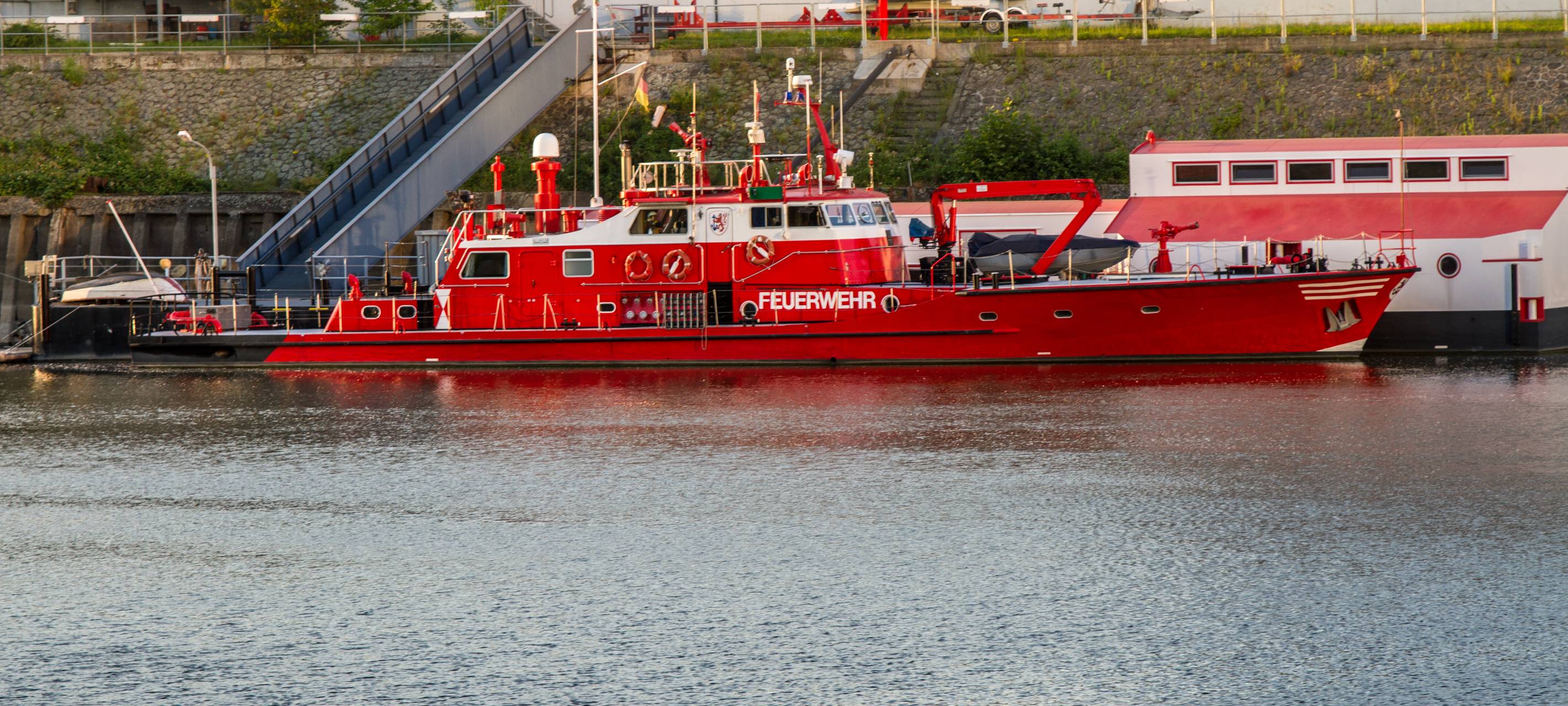 Tankschiff auf dem Rhein auf Grund gelaufen