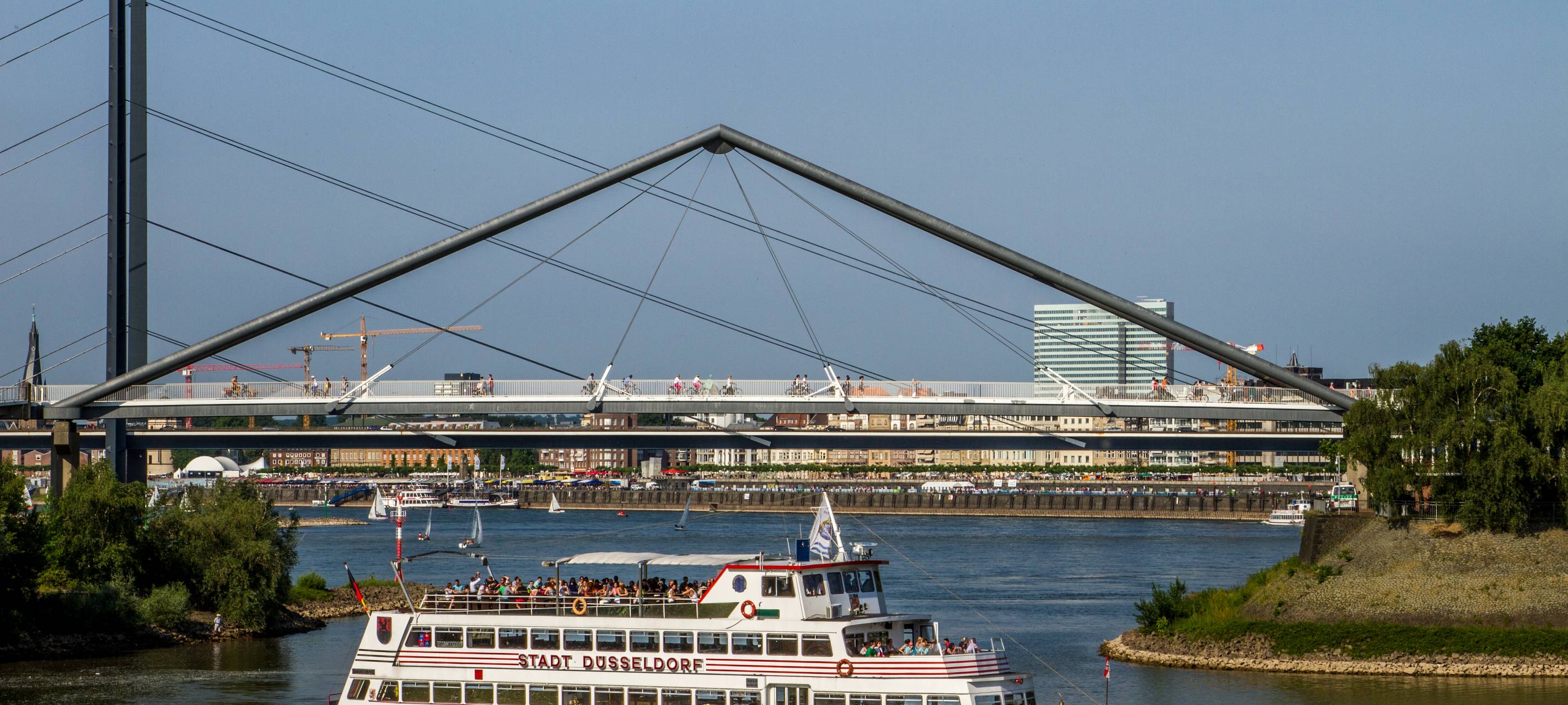 Angestellter springt von Partyschiff: Keine Kündigung