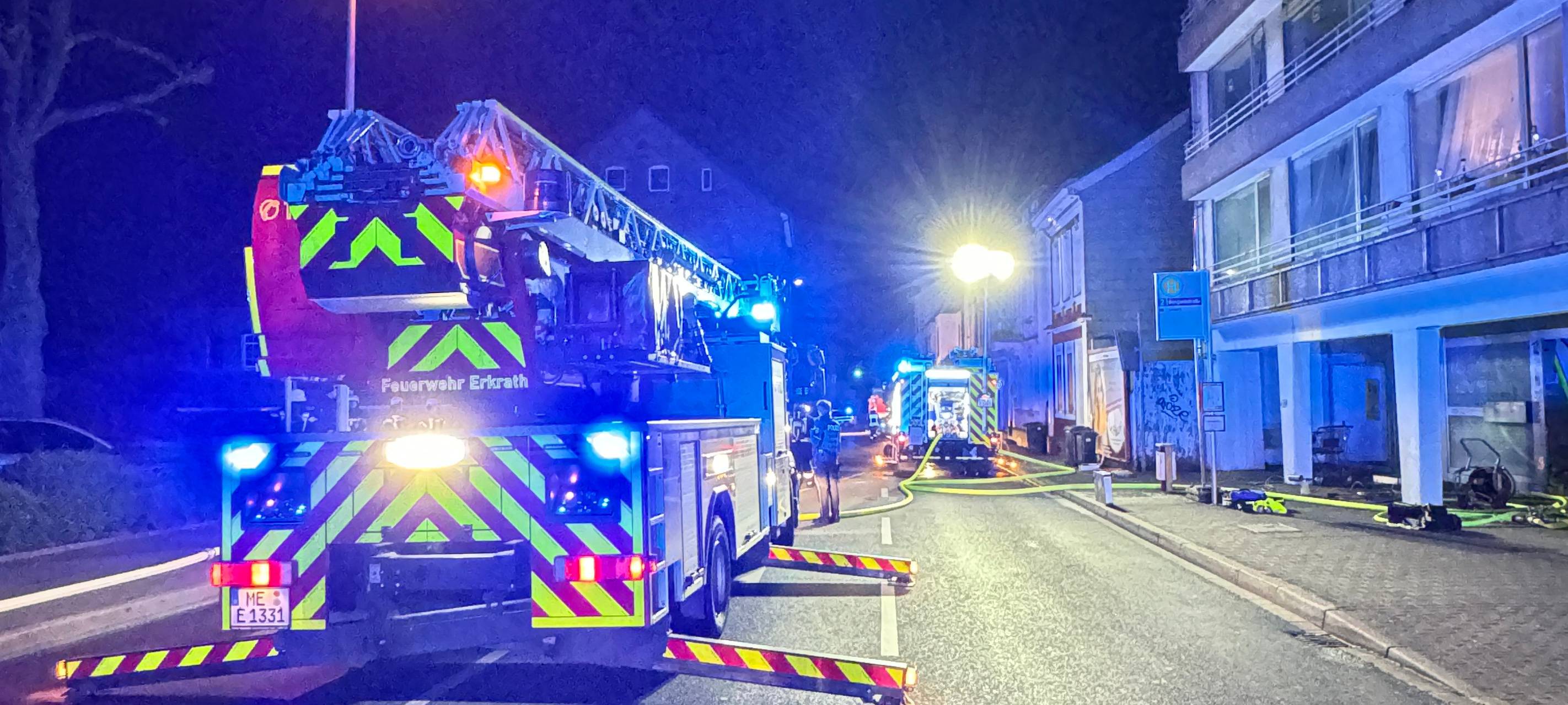 Erkrath: Feuerwehr rettet Menschen aus brennendem Haus
