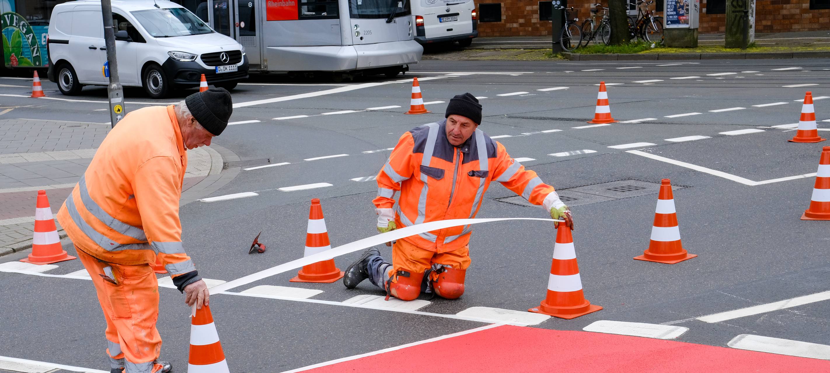 Düsseldorf: rote Wege sollen Radfahrer schützen