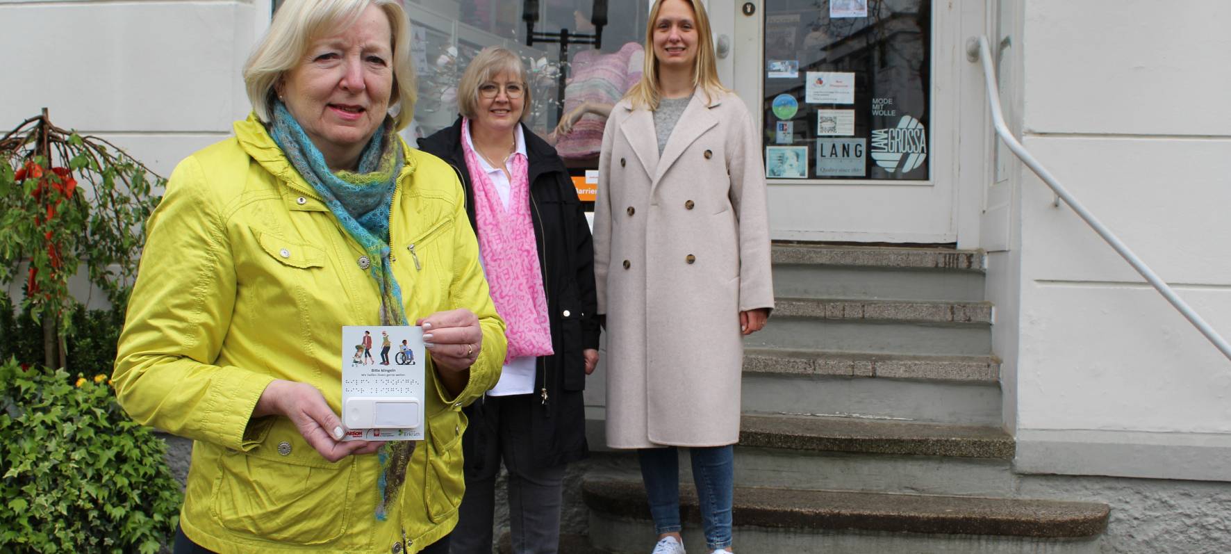 Margret Botta, Inhaberin des Ladenlokals Strick & Stick (1.v.l.), Gabriela Wolpers, Leiterin der Caritas-Begegnungsstätte an der Gerberstraße (2.v.l.) und Citymanagerin Katharina Salzburg (3.v.l.) präsentieren die Funkklingel
