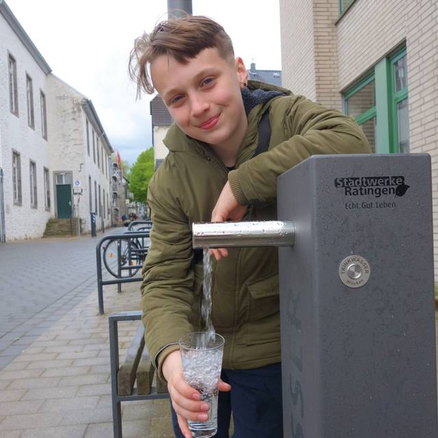 Der 12-jährige Jayden hat den neuen Trinkwasserbrunnen bereits getestet