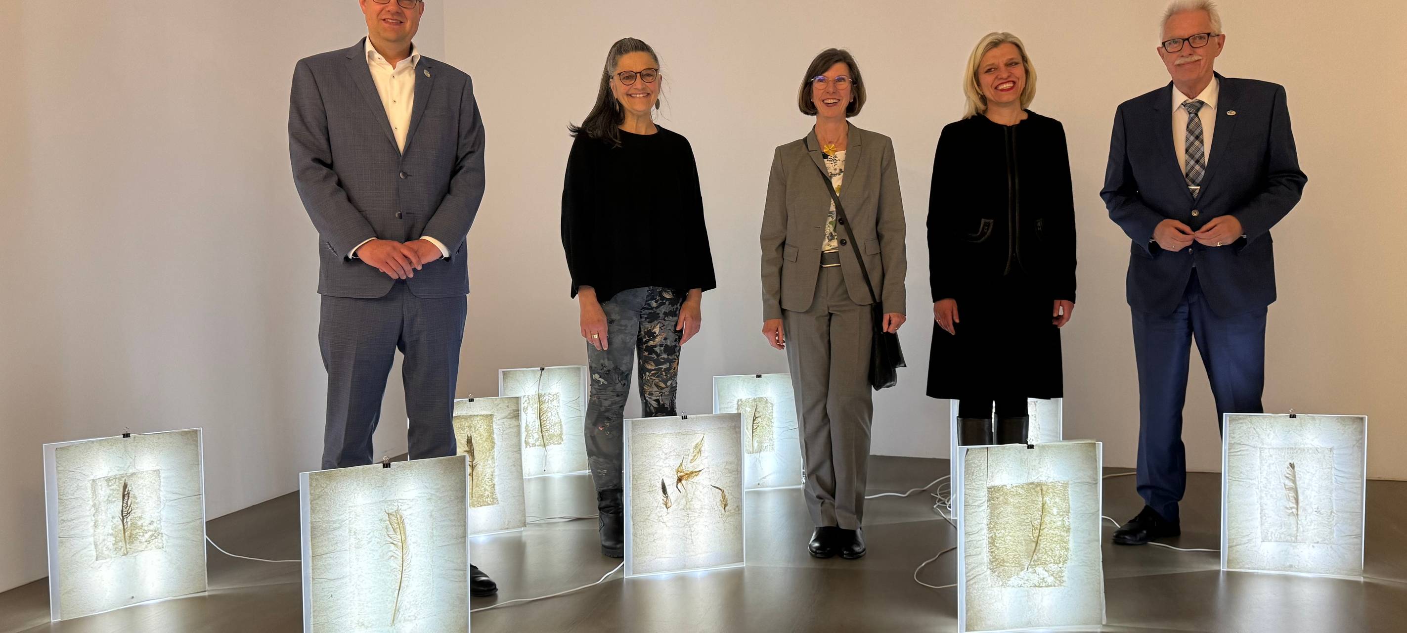 Foto: (v.l.) Kreisdirektor und Kulturdezernent Philipp Gilbert, Künstlerin Katja Wickert (ihr Werk lieferte das Titelbild für den Ausstellungskatalog und die Plakate), Kreis-Kulturamtsleiterin Barbara Bußkamp, Museumsleiterin Wiebke Siever und Landrat Thomas Hendele