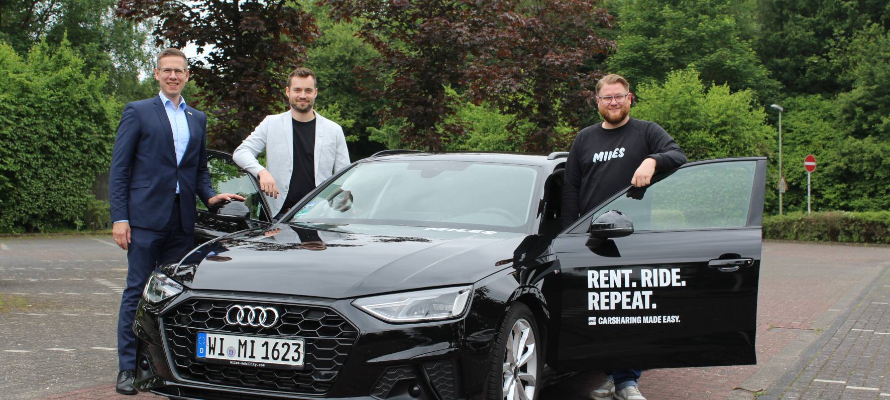 Bürgermeister Christoph Schultz (l.) und Torben Priggert (m.), Mobilitätsmanager der Stadt Erkath, freuen sich über rund 20 Fahrzeuge, die Fabian Dittgen (r.) von MILES ab sofort in Erkrath bereitstellt