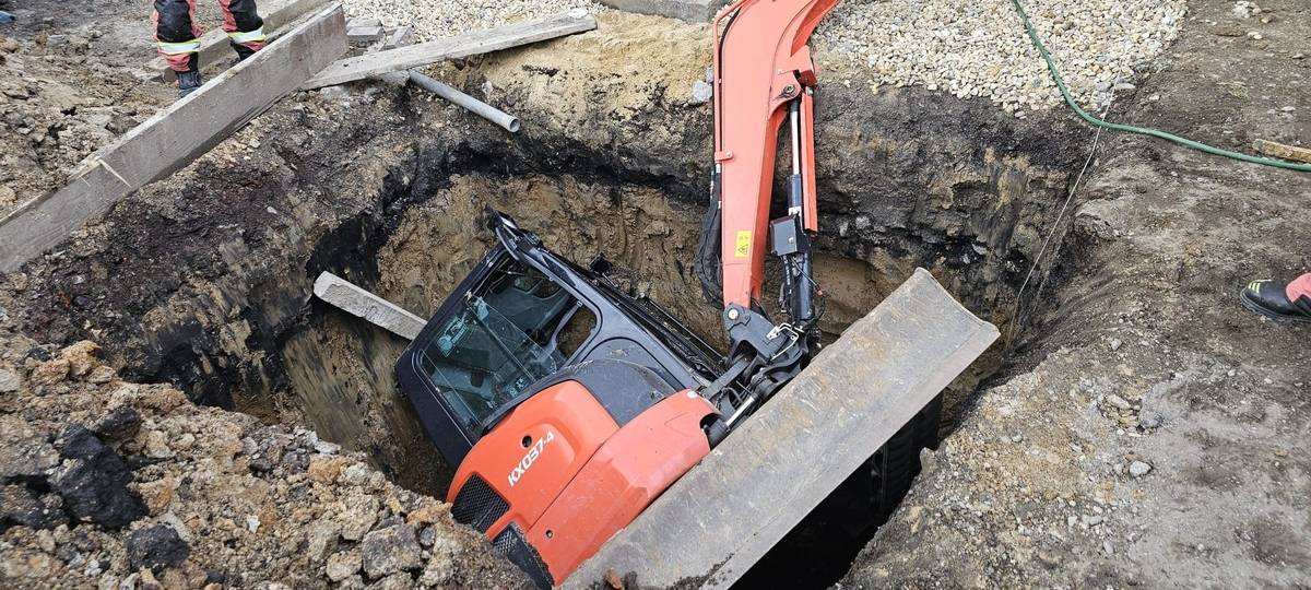 Bagger in Baugrube - Feuerwehr Velbert rettet Fahrer