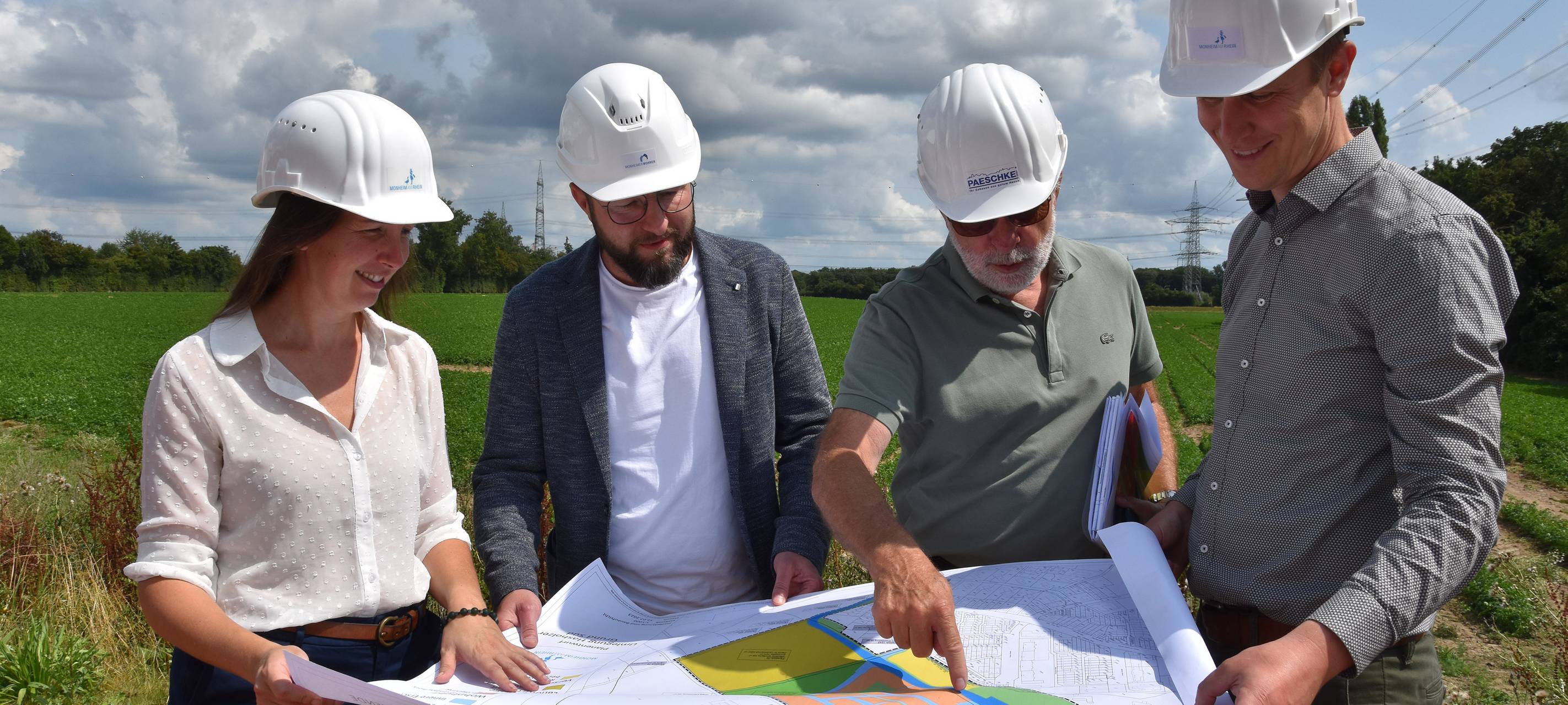 Die Erste Beigeordnete und Leiterin des Bereichs Stadtplanung und Bauaufsicht Dr. Lisa Pientak (v.l.n.r.), Geschäftsführer der Monheimer Wohnungen Daniel Fieweger, Geschäftsleiter Gernot Paeschke und Bürgermeister Daniel Zimmermann planen gemeinsam das neue Türkei-Viertel im Baumberger Osten.