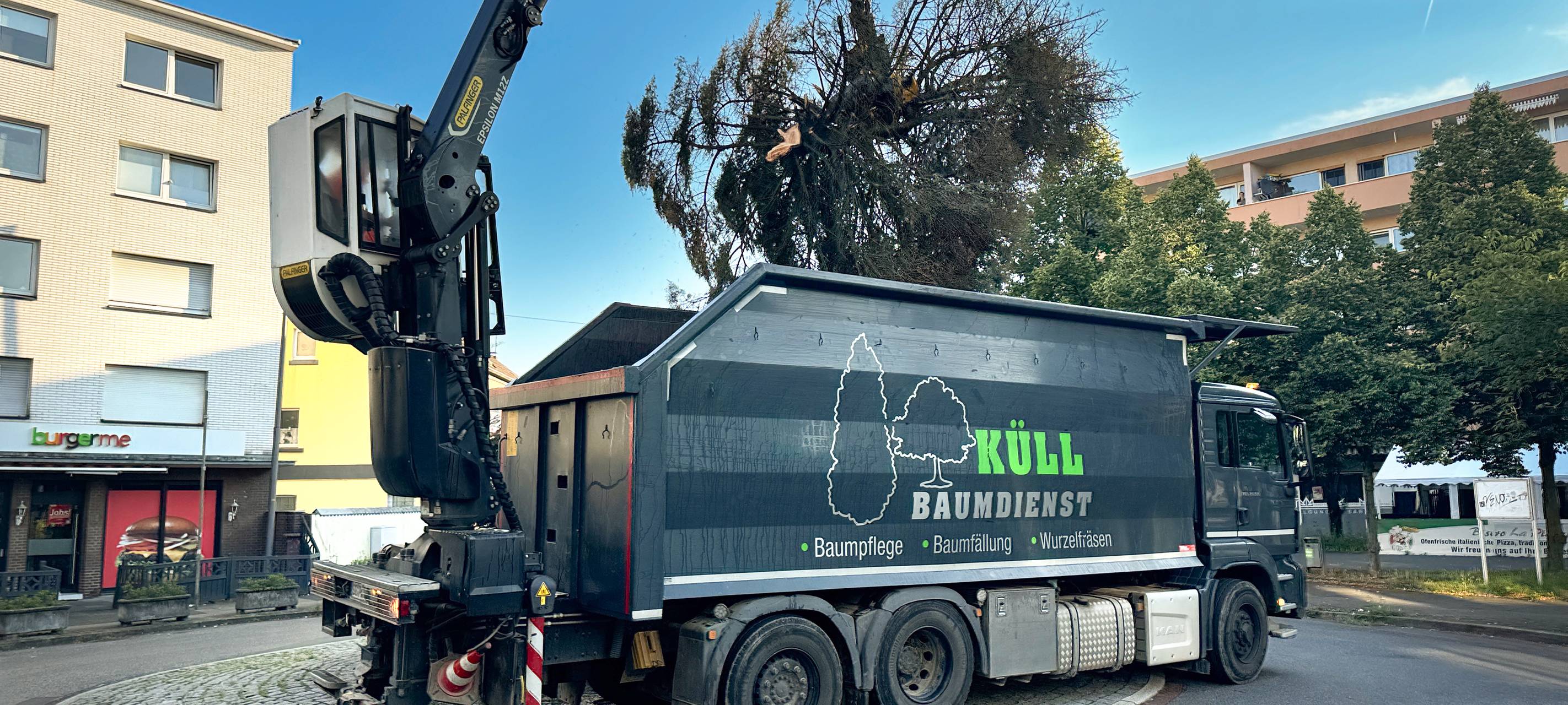 Langenfeld: Tanne am Kreisverkehr ist Geschichte