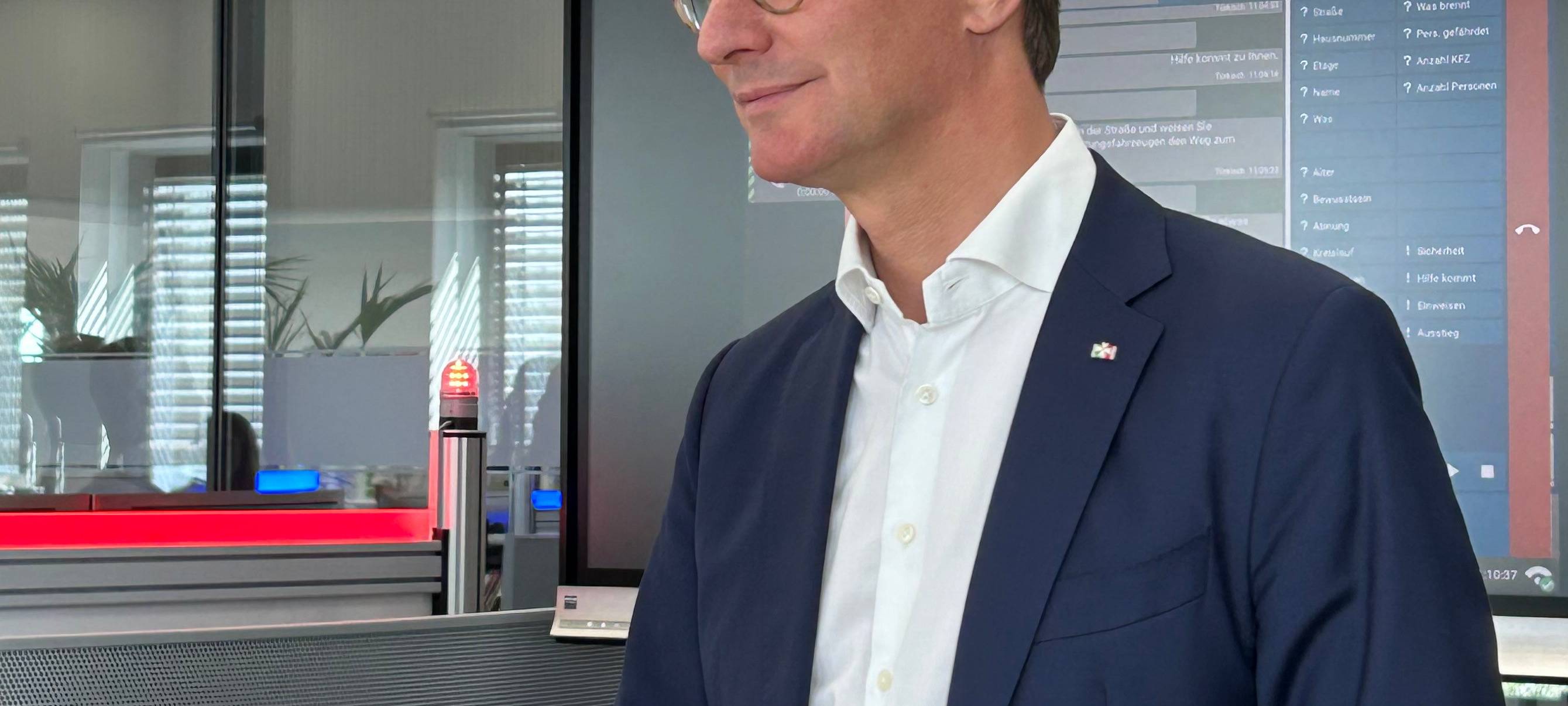 Wüst zu Besuch in Mettmanner Kreisleitstelle