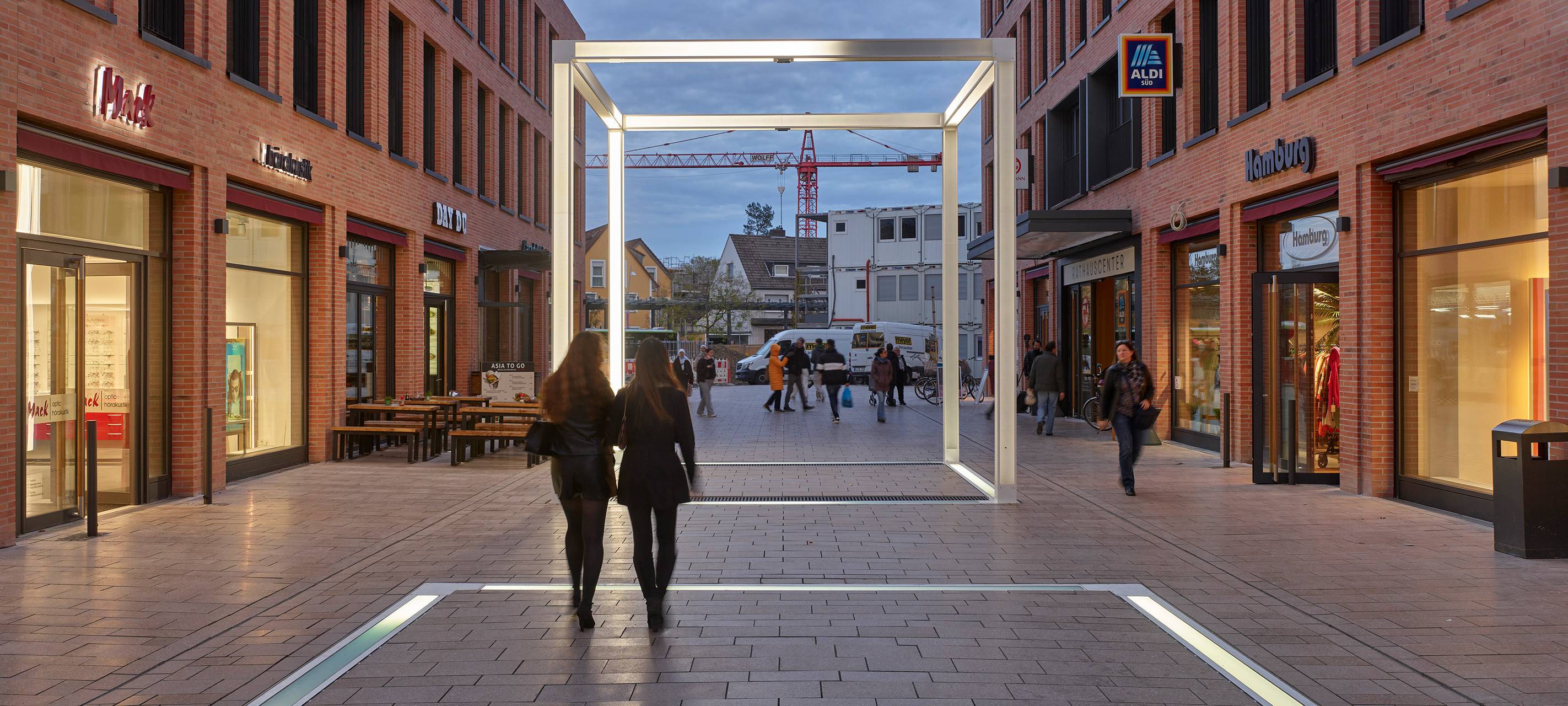 "monheim_cube" leuchtet wieder