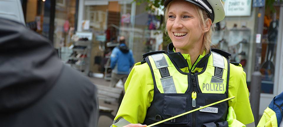 Die Expertin für Verkehrsunfallprävention, Polizeihauptkommissarin Jessica Werner, berät zum Thema "Sicherheit durch Sichtbarkeit".