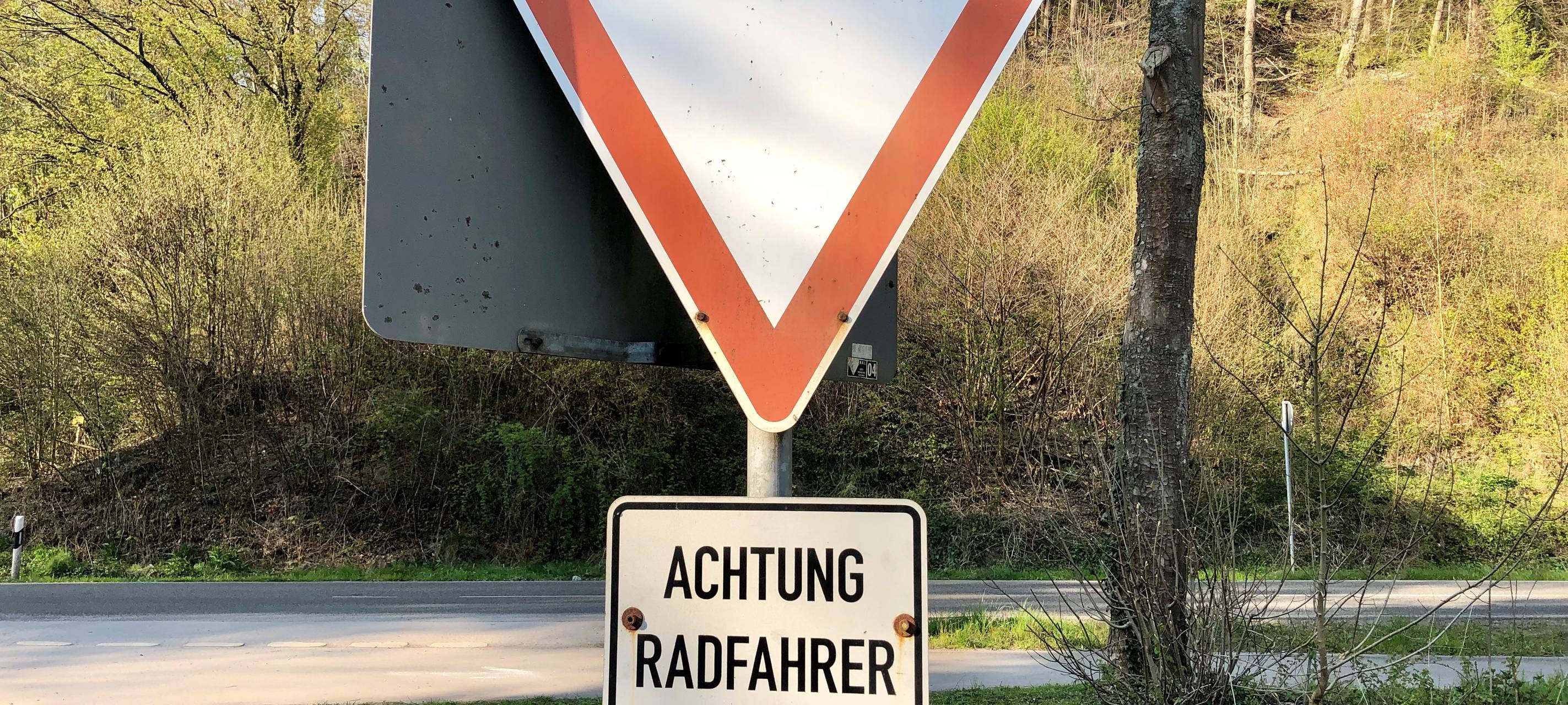 Polizei checkt Seitenabstand