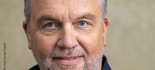 Hape Kerkeling lächelt in die Kamera