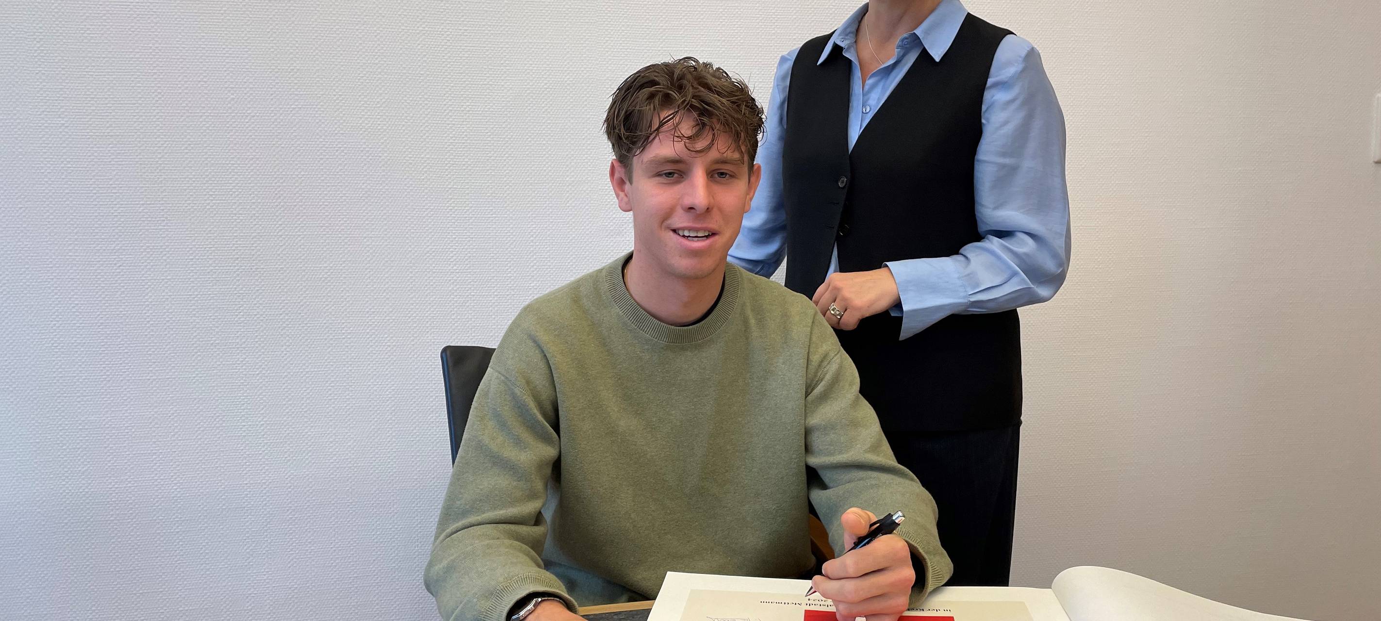 Tim Torn Teutenberg hat sich ins Goldene Buch der Stadt Mettmann eingetragen
