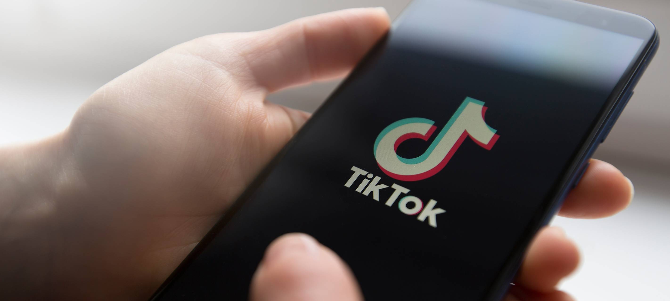Smartphone mit TikTok-Logo