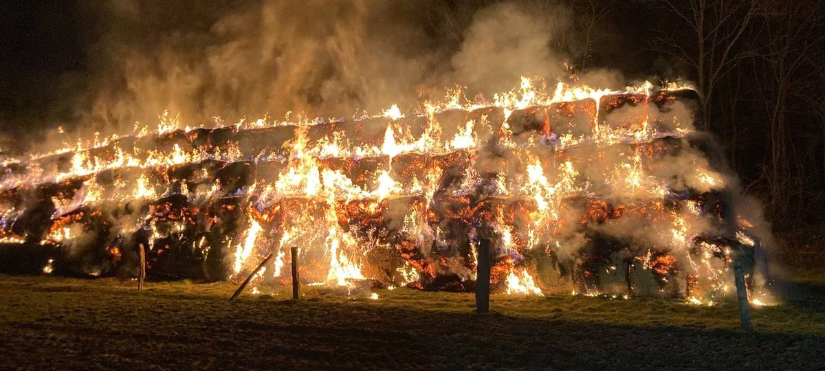 Strohballen-Brand auf Hildener Bauernhof