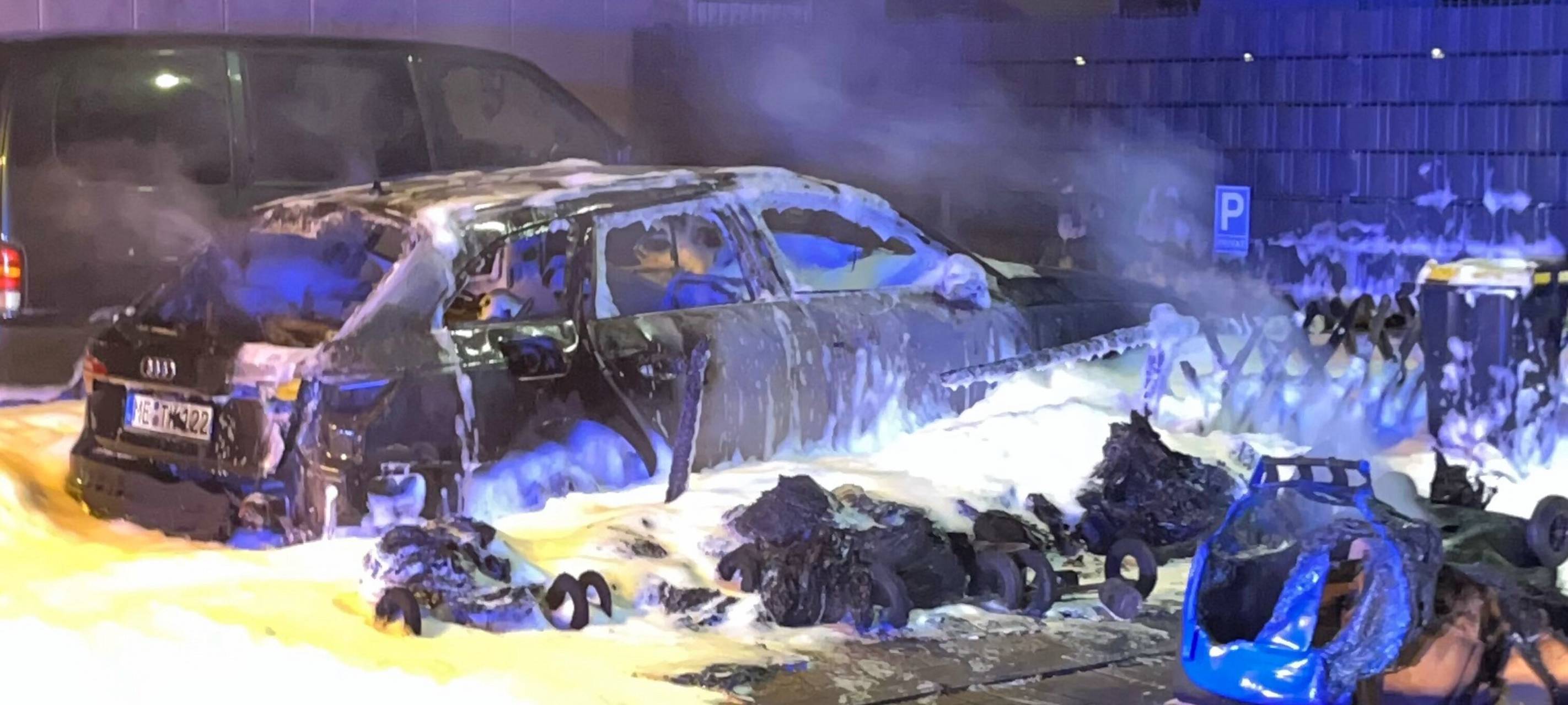 Mülltonnen-Brände beschädigen Autos in Hilden