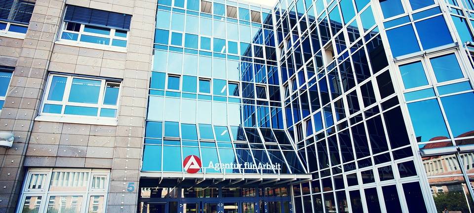 2.000 Arbeitslose mehr, jeder Dritte in Kurzarbeit