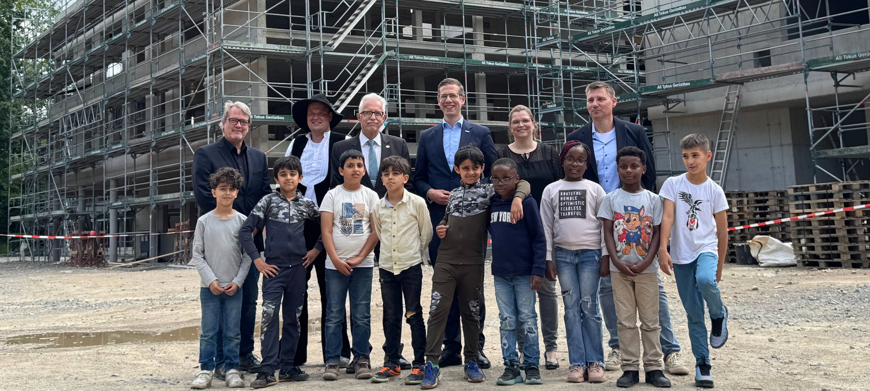 Foto: (v.l.:) Jens Balke (Geschäftsleitung Wolff Gruppe), Zimmerer Dirk Burghaus, Landrat Thomas Hendele, Bürgermeister Christoph Schultz, Grundschulleiterin Nina Crescenzi, Förderzentrumsleiter Matthias Wagener