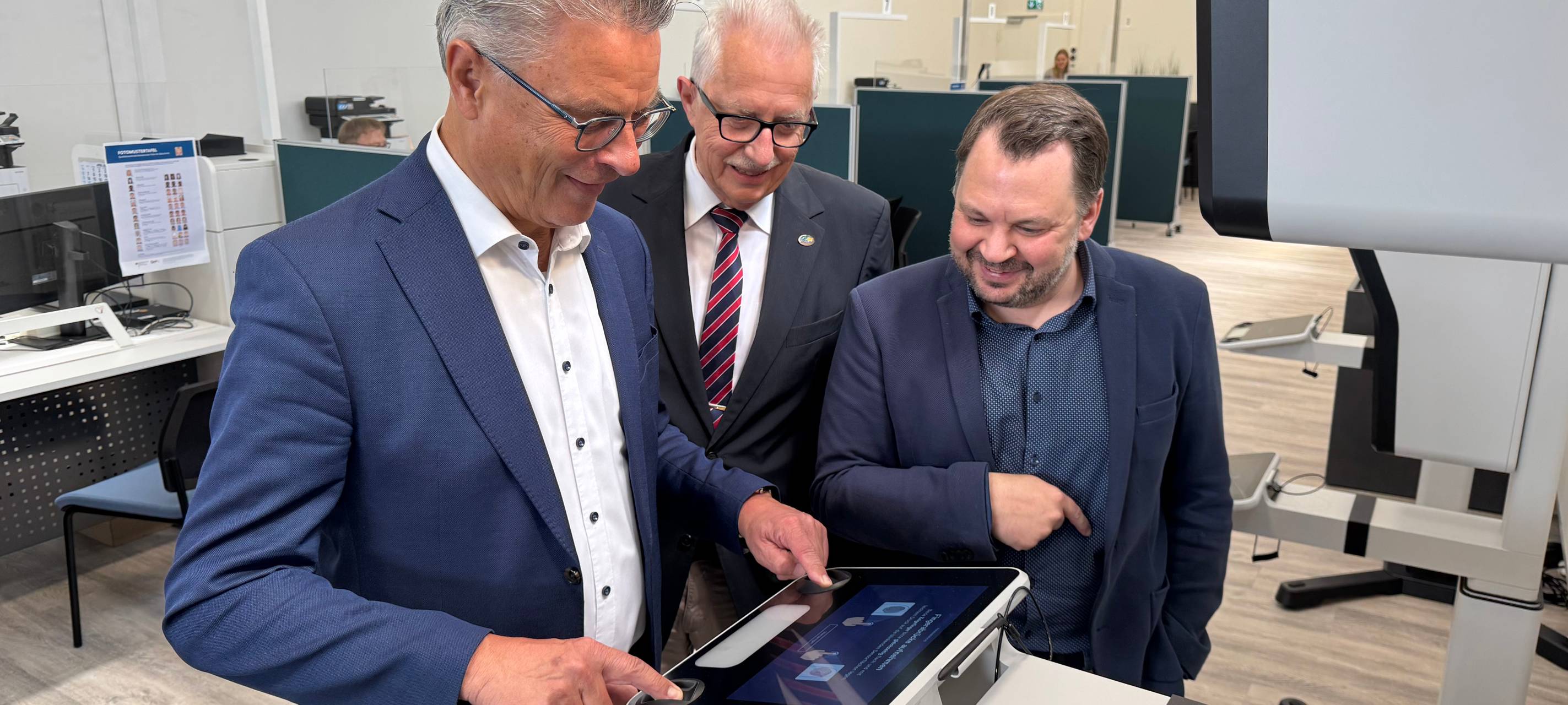 Foto: (v.l.) Ordnungsdezernent Nils Hanheide, Landrat Thomas Hendele und Ausländeramtsleiter Florian Peters testen das Point-ID-System