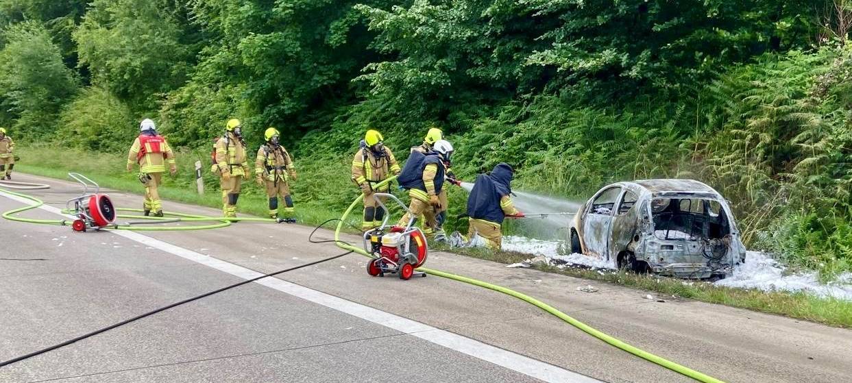 Ein ausgebranntes E-Auto an der A3 bei Ratingen-Ost
