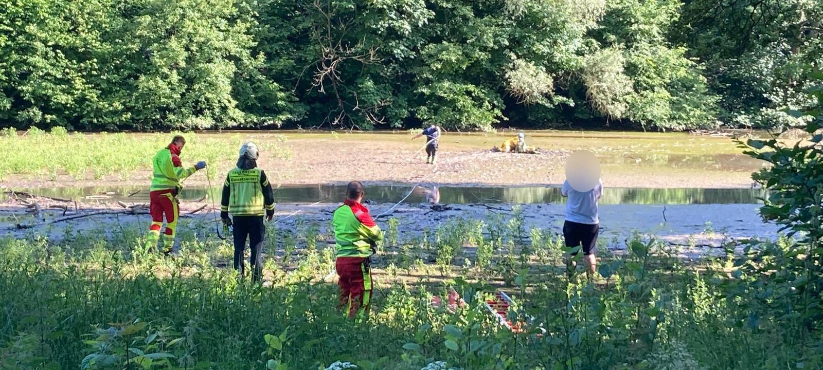 Mettmann: Feuerwehr rettet im Schlamm eingesunkenes Kind