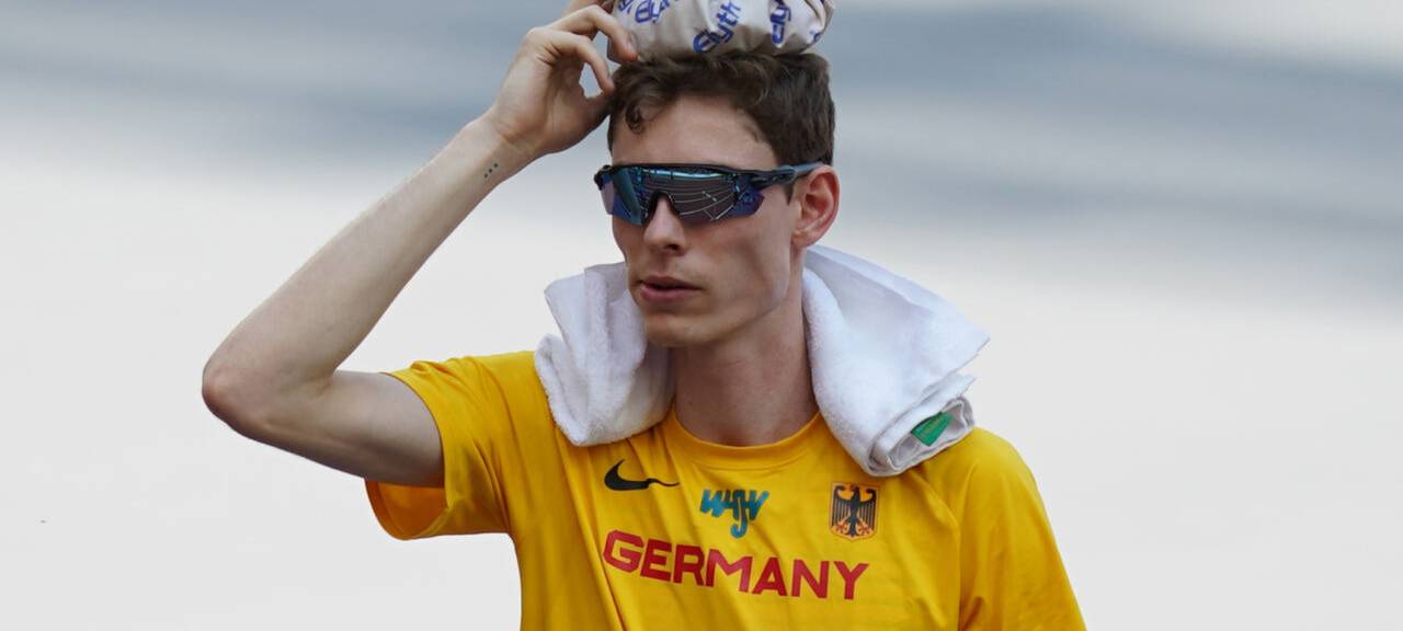 Hochspringer Tobias Potye (Deutschland) kühlt seinen Kopf mit einem Eis-Pack.