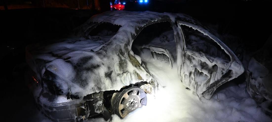 Autos in Erkrath in Brand - Zeugen gesucht