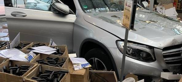 Ratingen: Auto kracht in Schaufenster