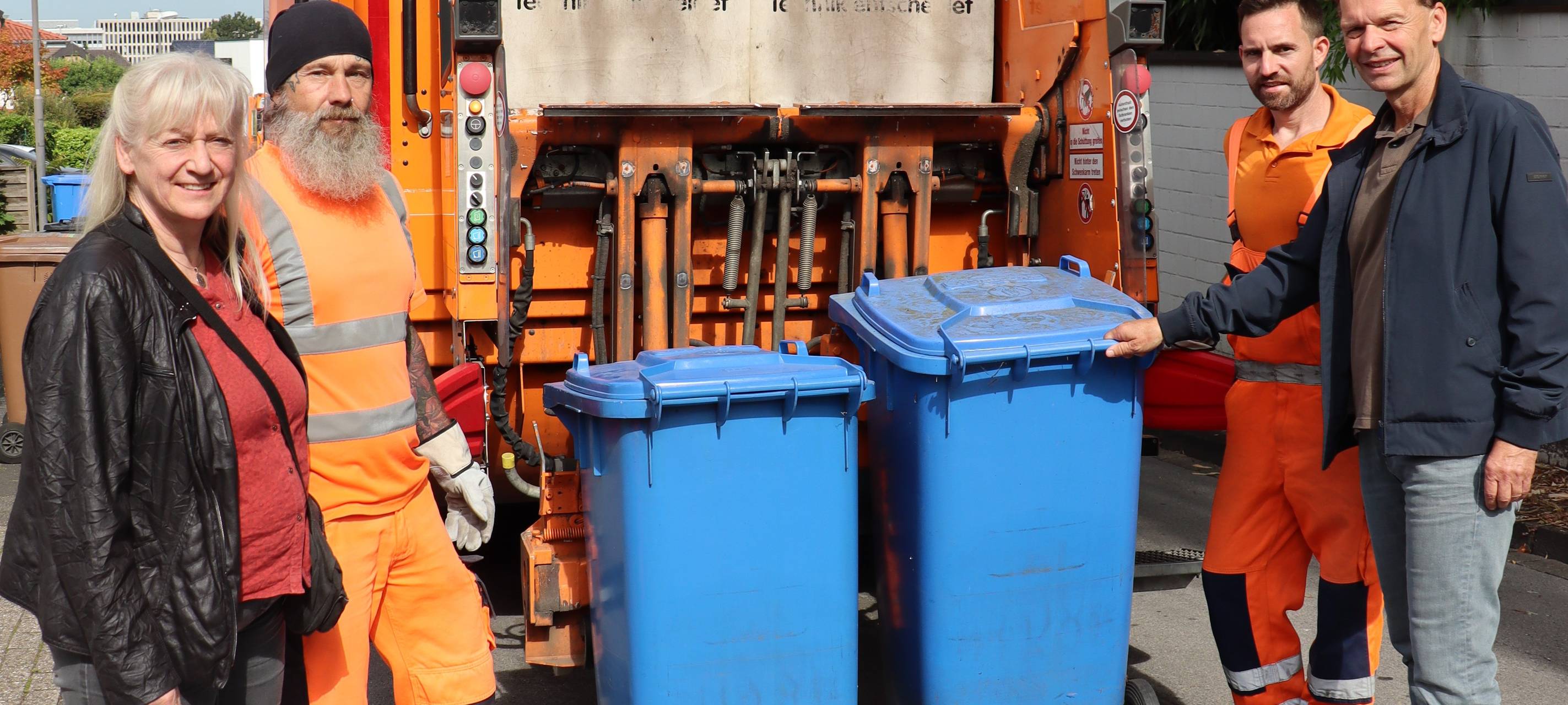 In den blauen Tonnen landen inzwischen 90 Prozent am gesamten Altpapieraufkommen. Bei einer Tour in Ost trafen Umweltdezernent Prof. Dr. Bert Wagener (rechts) und Petra Bachhuber (Abteilungsleiterin Abfallwirtschaft und Stadtreinigung) auf die beiden Müllwerker Andreas Werres (links) und Christian Kuschnik bei der Arbeit.