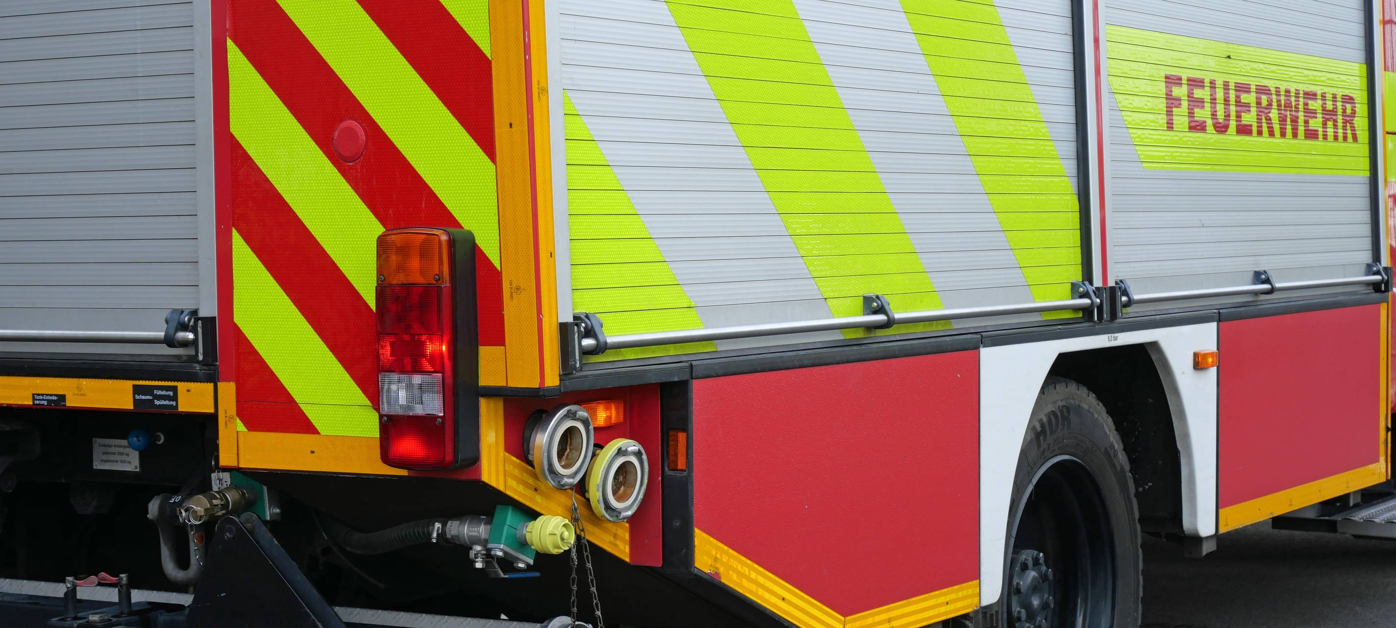 Containerbrand: Rauchsäule über Mettmann