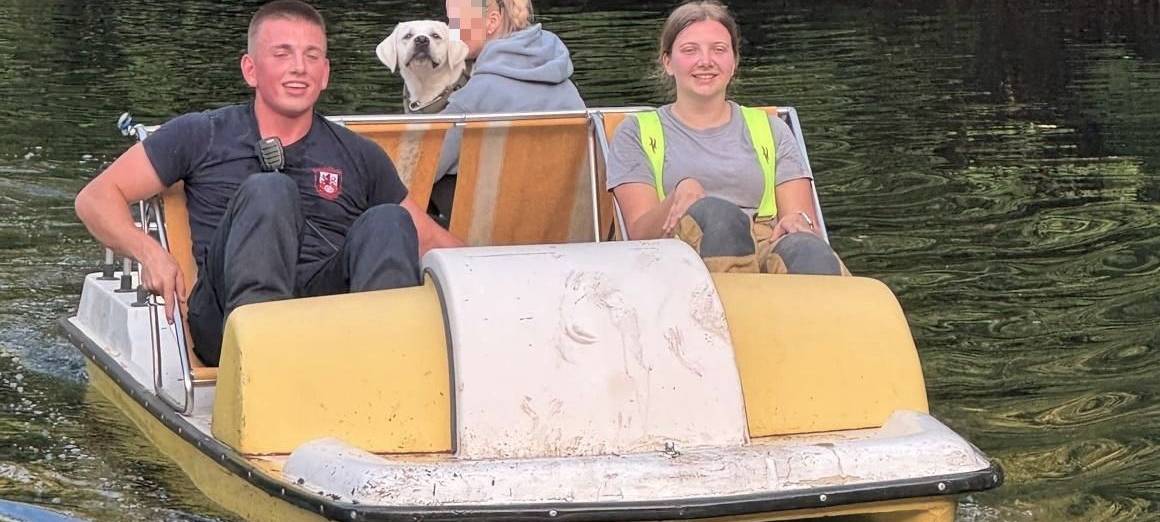 Ratinger Feuerwehr rettet Hund mit Tretboot
