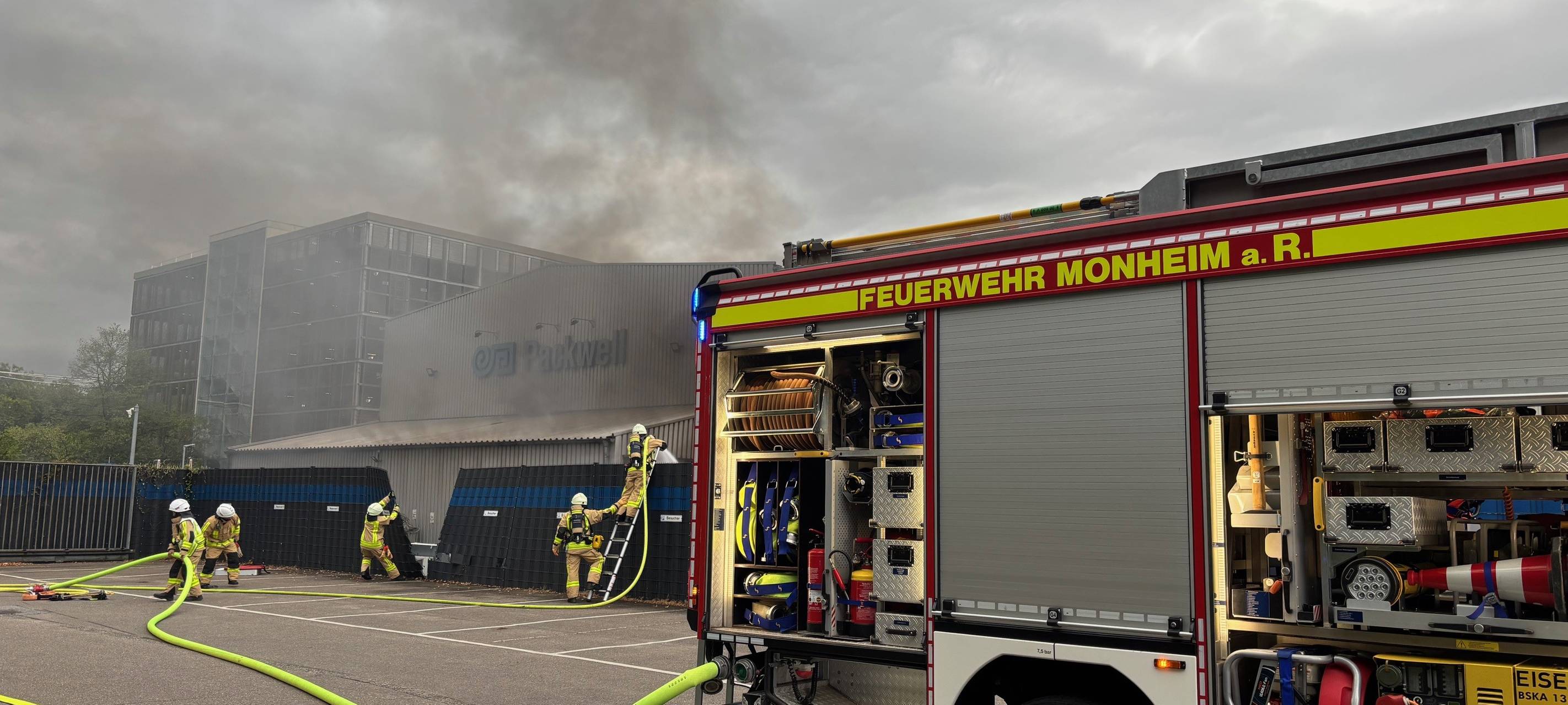 Monheim: Feuerwehr verhindert Brand in Papierlager