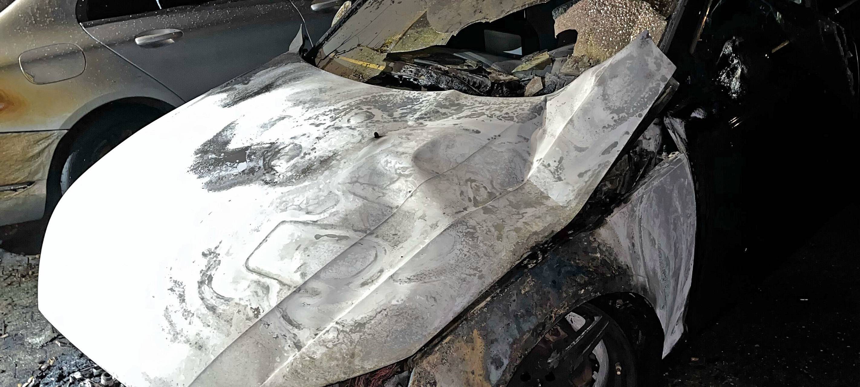 Monheim: Brennende Autos auf Berliner Platz