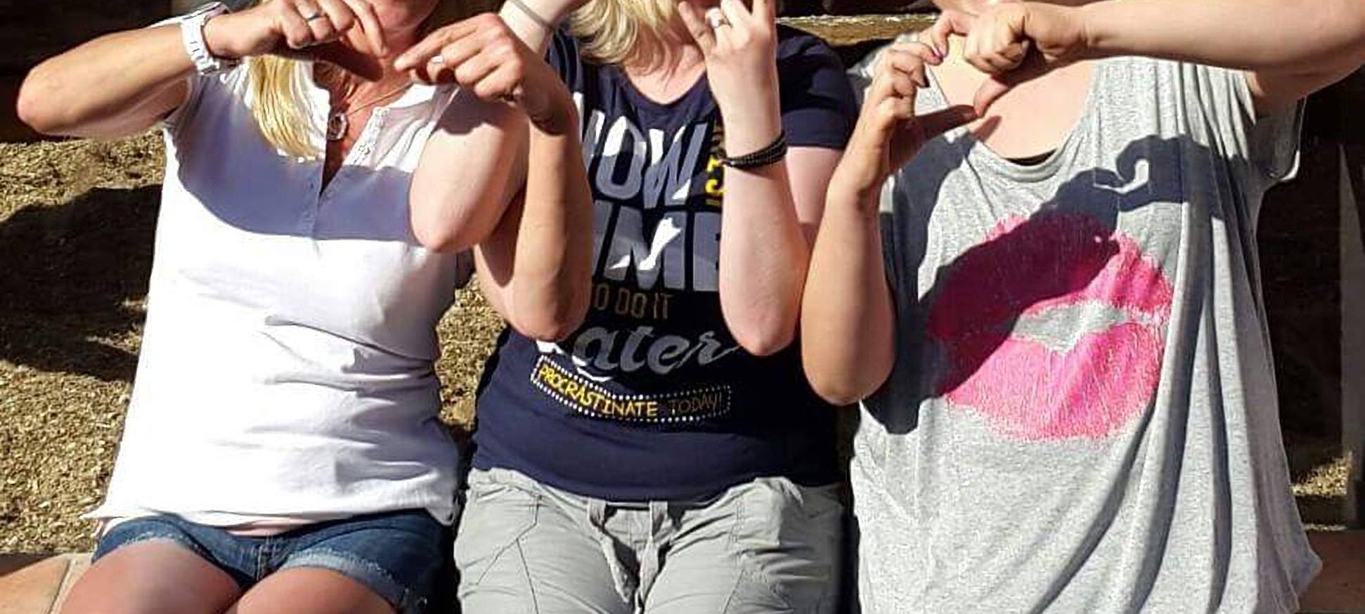 mit Heike und Jenny (und Maya) im Märchenzoo. Bitte nicht die Affen füttern!