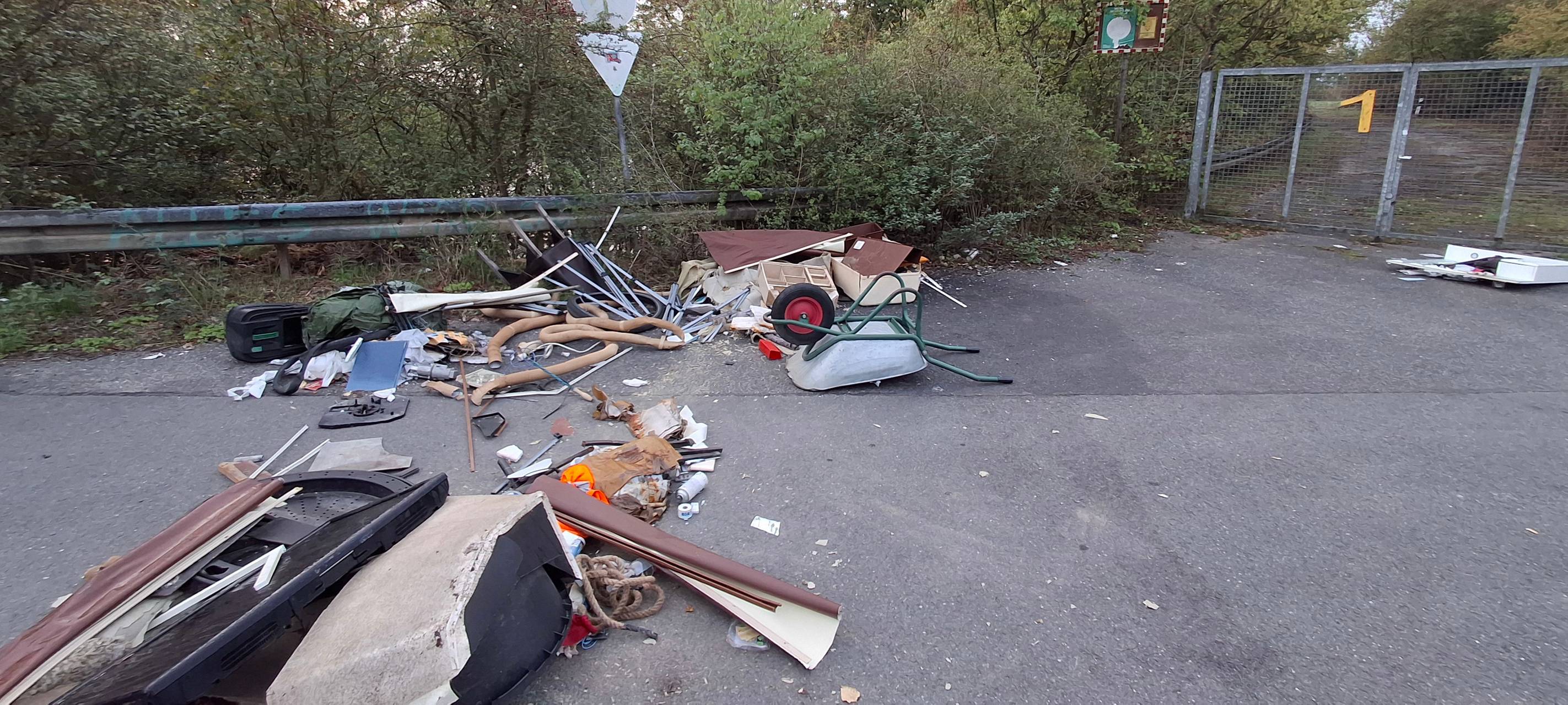 Wieder illegale Müllkippe Langenfeld