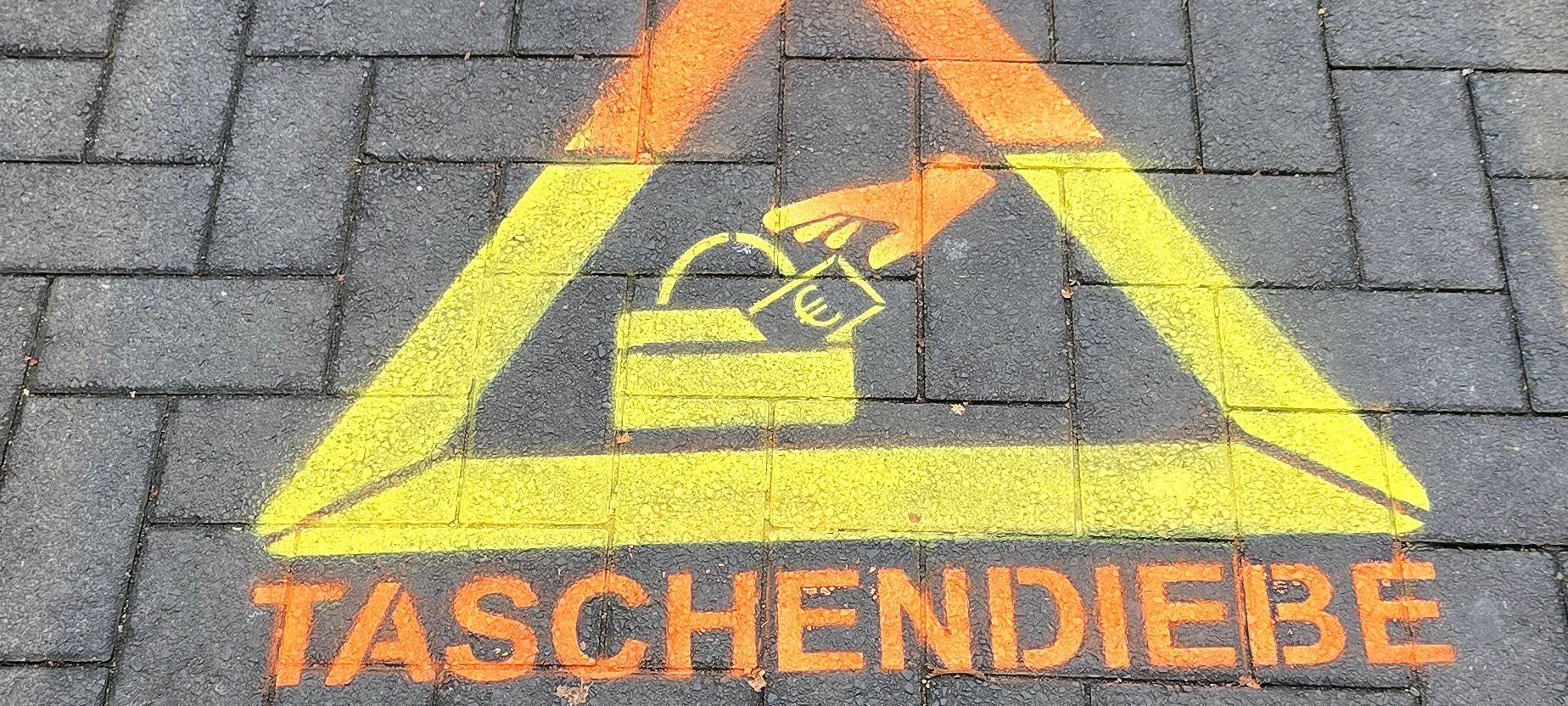 Polizei warnt mit Piktogrammen vor Taschendieben in Hilden