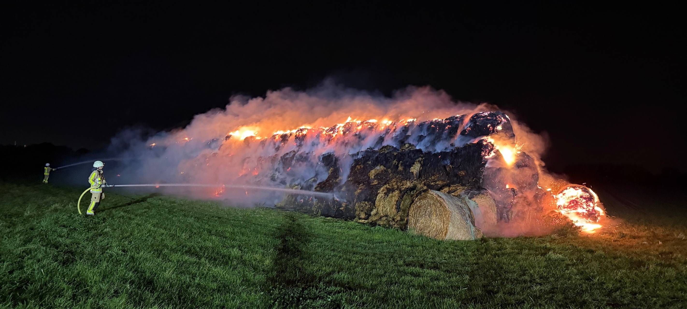 Großer Heuballenbrand in Monheim