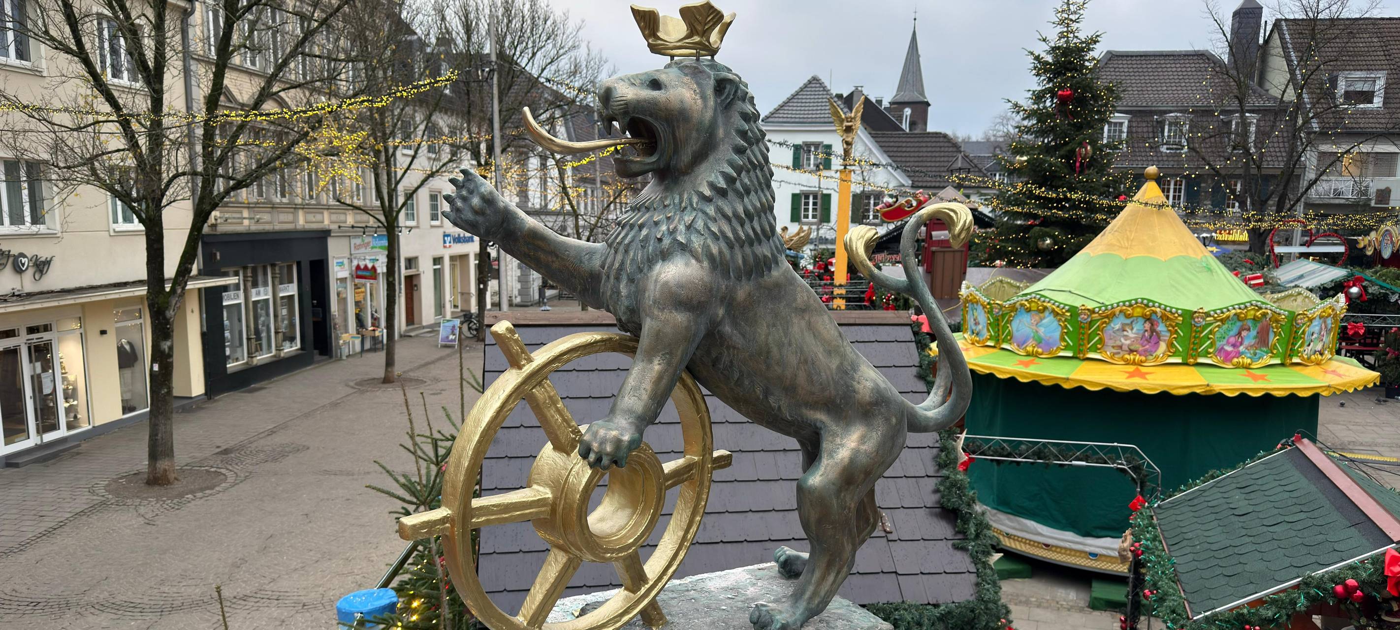 Löwe am Ratinger Marktbrunnen hat wieder eine Zunge