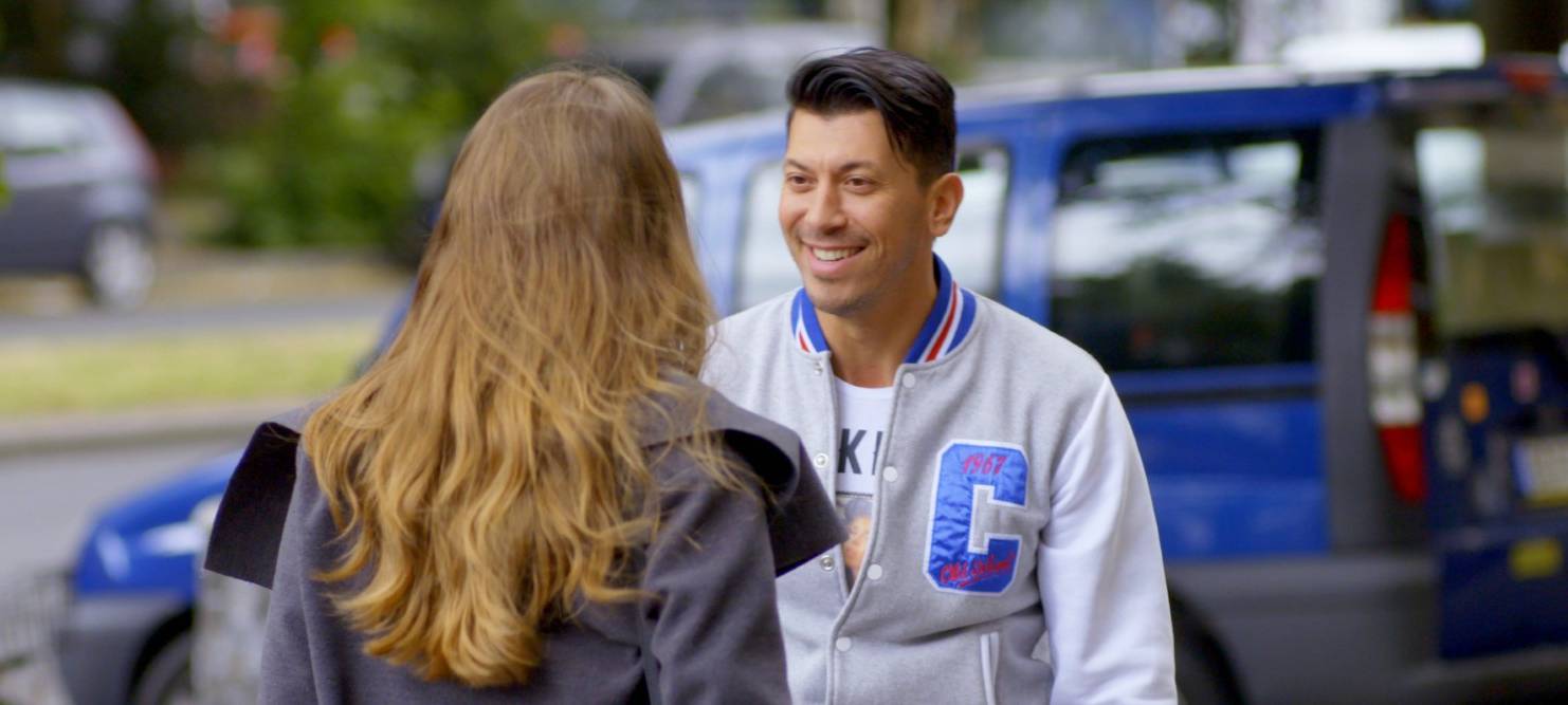 Alper versucht bei den Frauen zu landen