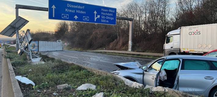 Die Unfallstelle befindet sich auf der A 46 in Fahrtrichtung Düsseldorf kurz vor der Anschlussstelle Haan-West.
