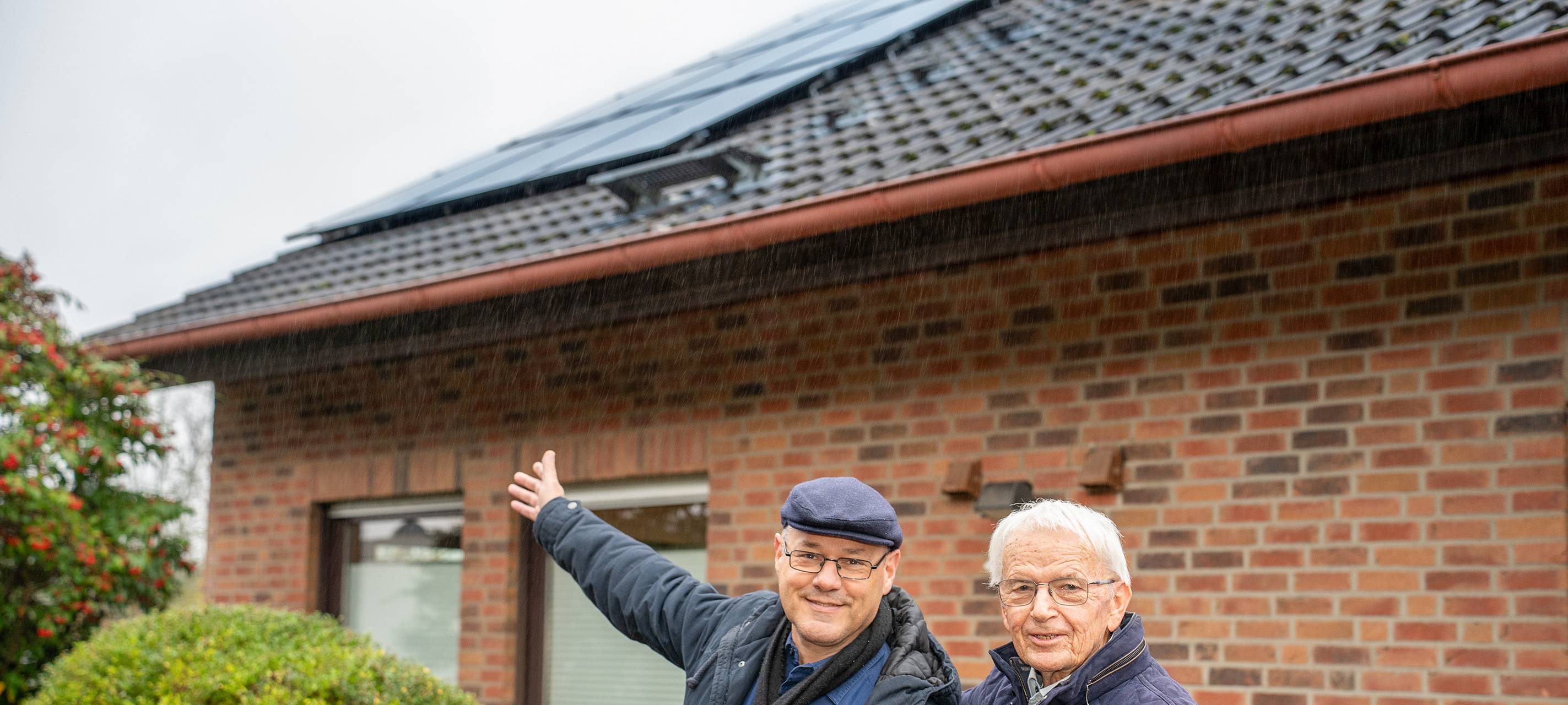 Das 100. Projekt der BürgerSolarBeratung wurde auf dem Dach des Hauses von Gisbert Schwarz (rechts) verwirklicht.