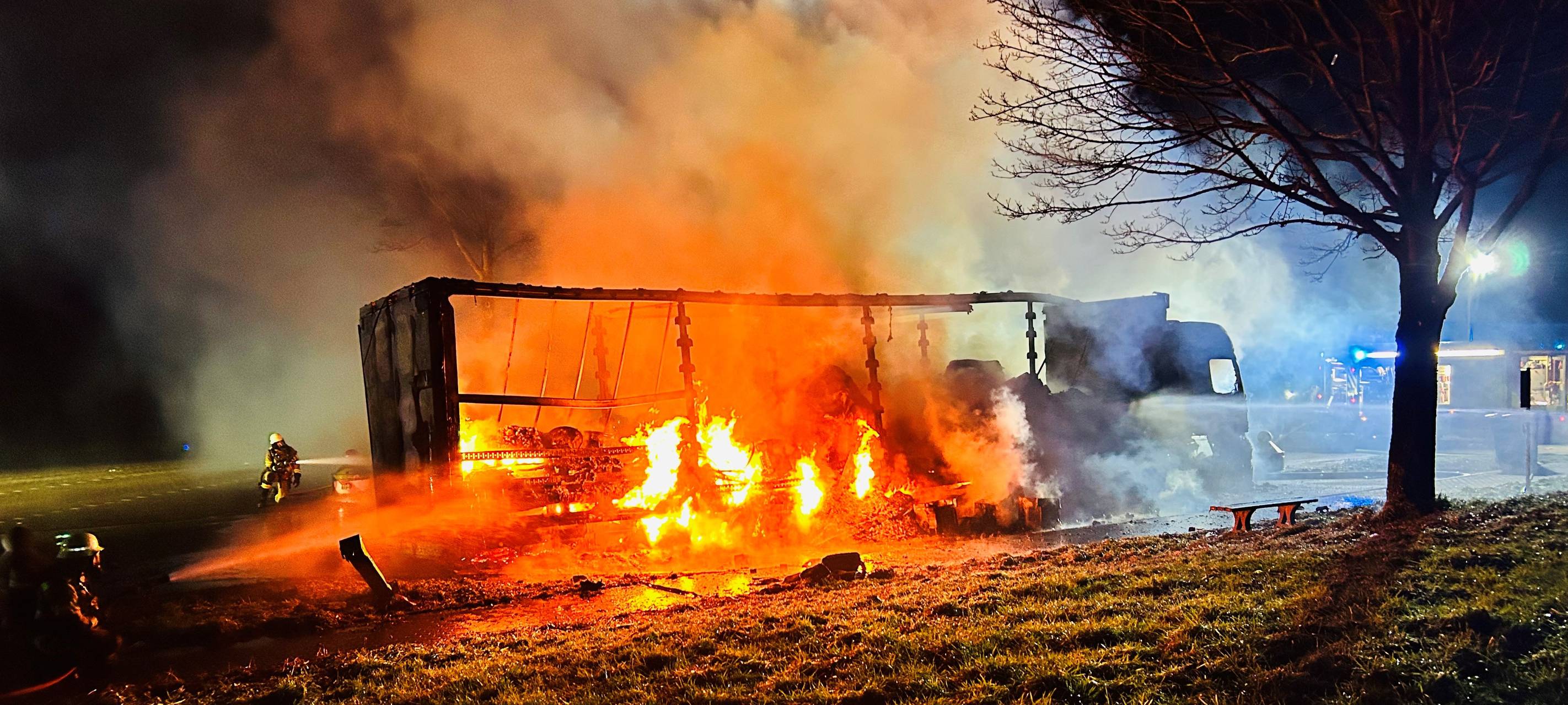 LKW-Brand auf A46: Feuerwehr im Großeinsatz