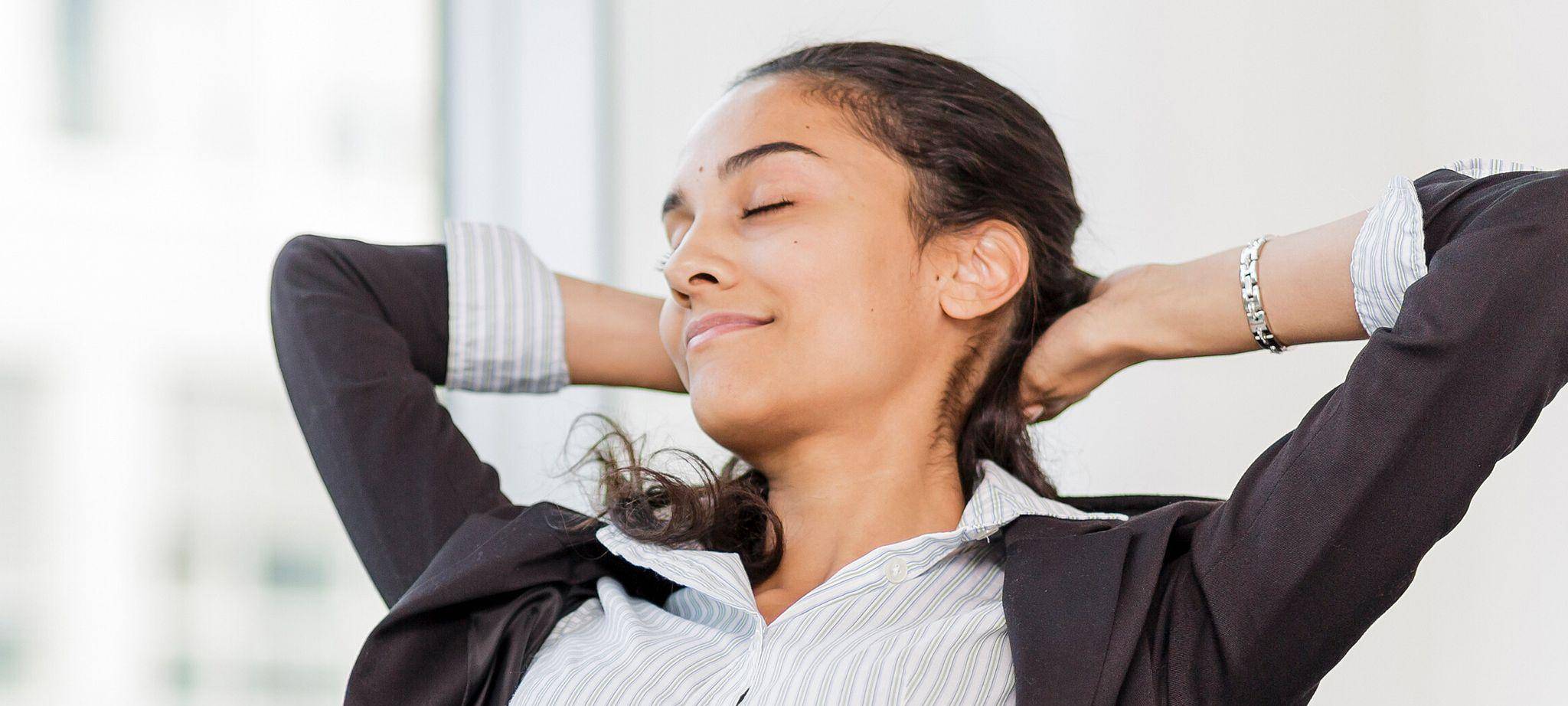 Frau lehnt sich zufrieden zurück