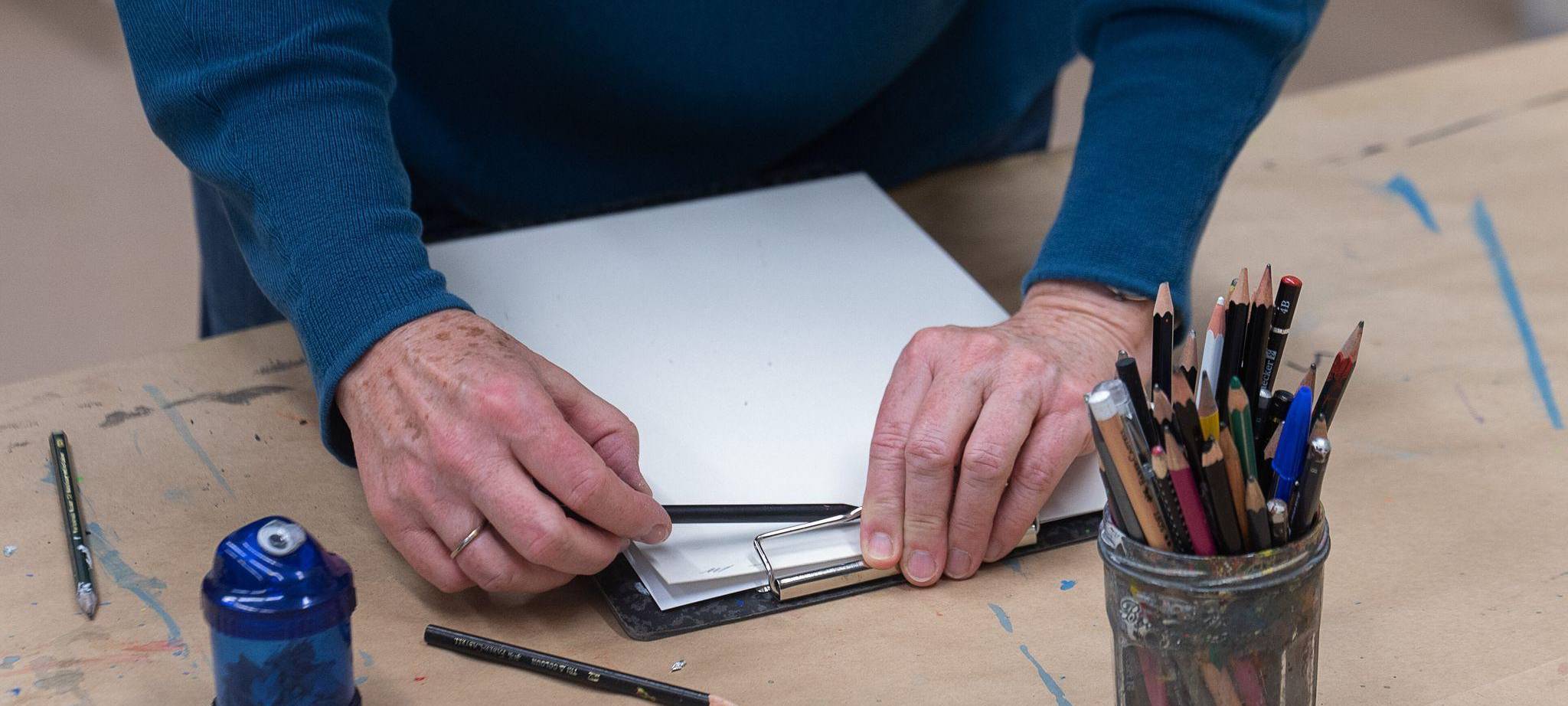 Teilnehmer einer Kunsttherapie