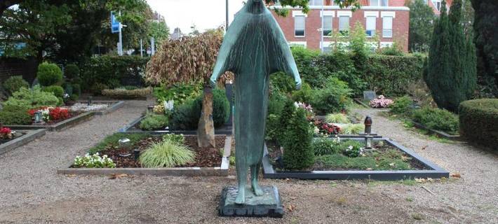 Diese "Schwesternstatur" aus Bronze entwendeten Diebe in Monheim am Rhein.