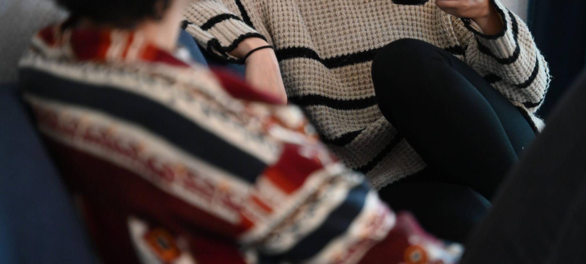 Zwei Frauen sitzen auf einem Sofa