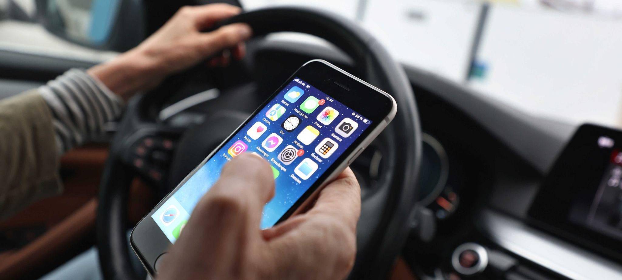 Ein Blick aufs Handy am Steuer