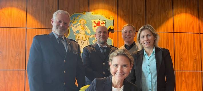 Abteilungsleiter Holger Schepanski und Wachleiter Markus Haas von der Polizei, Nico Switek (Leiter Bereich Ordnung und Soziales und Bürgermeisterin Sonja Wienecke von der Stadt Monheim sowie Landrätin Dr. Bettina Warnecke bei der Unterzeichnung der Ordnungspartnerschaft. Foto: Stadt Monheim am Rhein