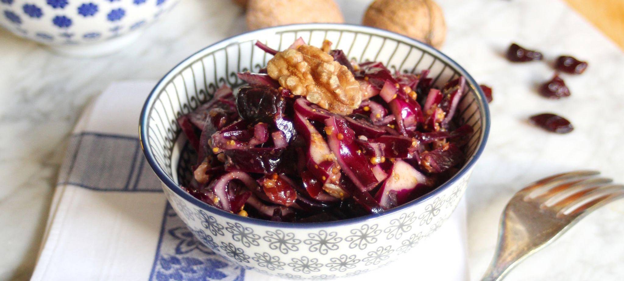 Rotkohlsalat mit Cranberrys und Walnüssen