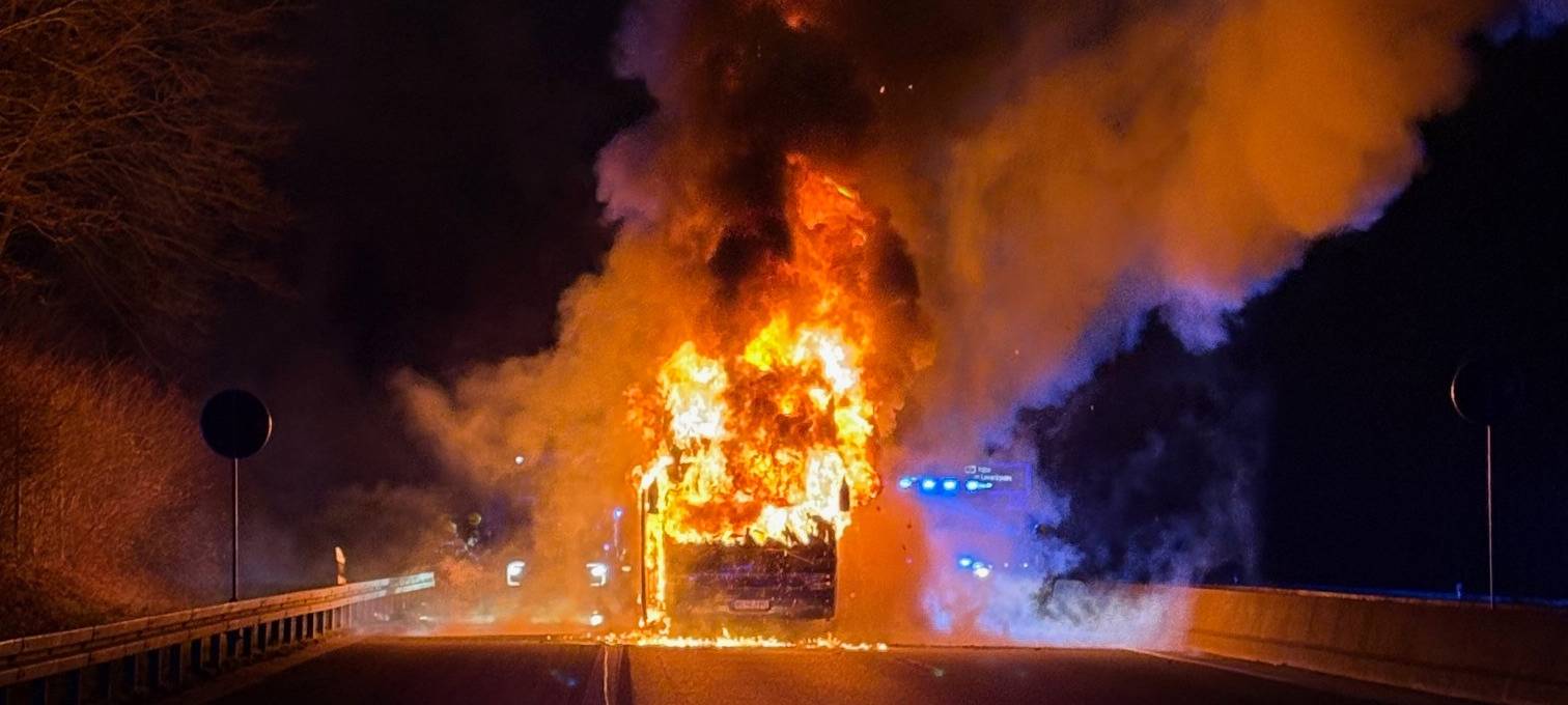 Brennender Reisebus auf A52